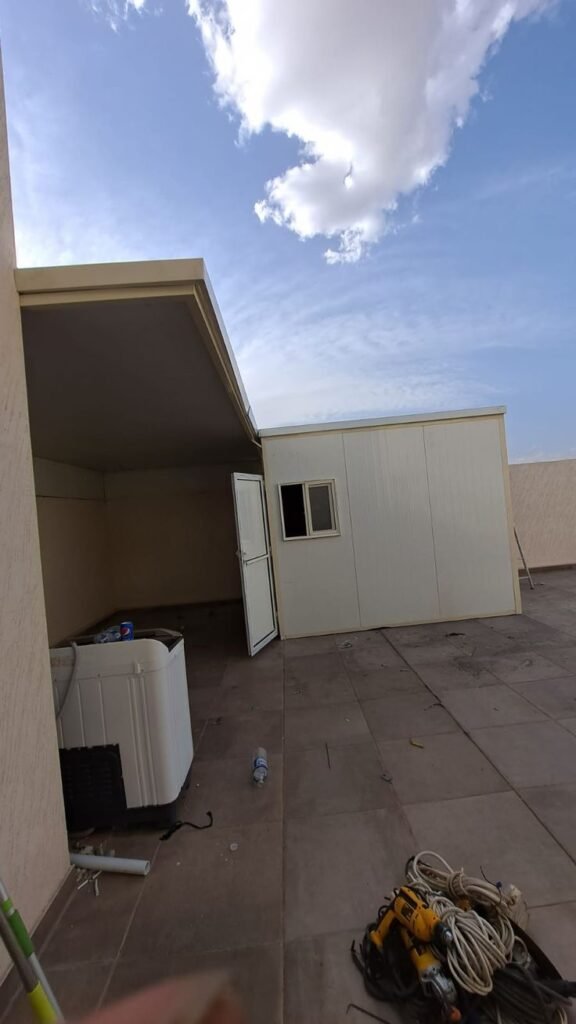 خطوات تصميم وتنفيذ غرف وملاحق ساندوتش بانل بجدة